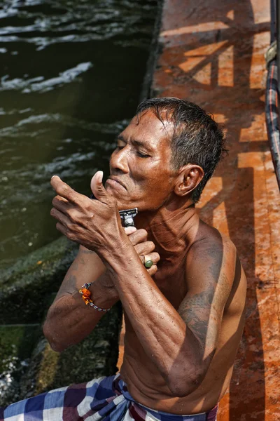 泰国，曼谷，黥面泰国男人剃须由赵海傍河 — 图库照片