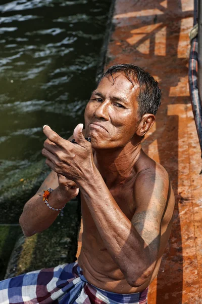Ταϊλάνδη, Μπανγκόκ, τατουάζ άνθρωπο της Ταϊλάνδης ξύρισμα δίπλα στον ποταμό chao praya — Φωτογραφία Αρχείου
