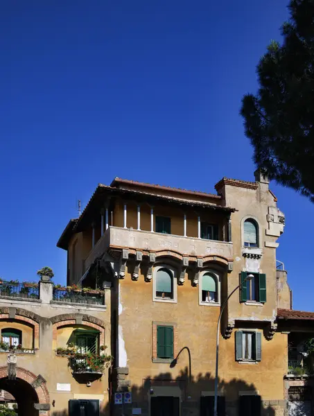 Włochy, Rzym, garbatella, stary budynek fasada — Zdjęcie stockowe