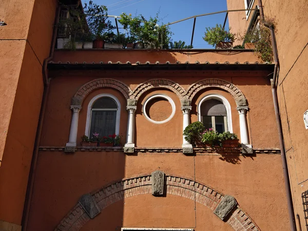 Italië, rome, garbatella, oude gebouw van de gevel — Stockfoto