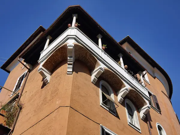 Италия, Рим, Гарбателла, старый фасад здания — стоковое фото