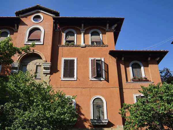 Italië, rome, garbatella, oude gebouw van de gevel — Stockfoto