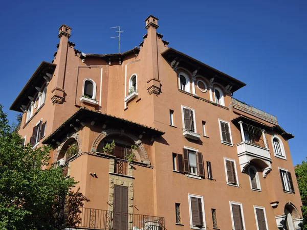 Itália, Roma, Garbatella, fachada do edifício velho — Fotografia de Stock