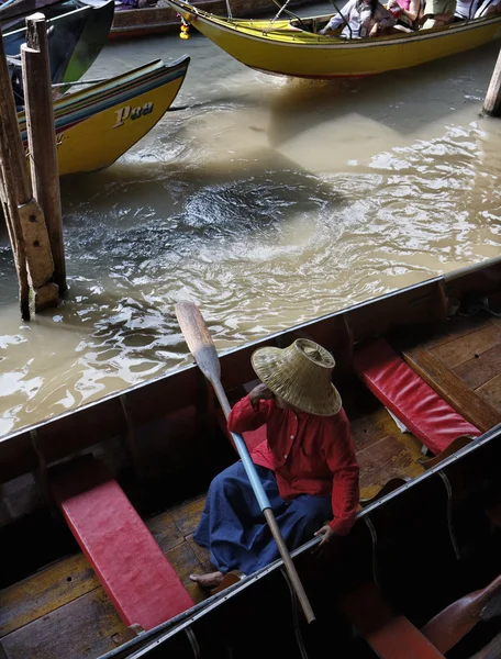 Thailand, Bangkok, thailändische Holzboote auf dem schwimmenden Markt — Stockfoto