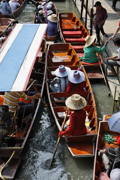 Таиланд, Бангкок, деревянные тайские лодки на плавучем рынке — стоковое фото