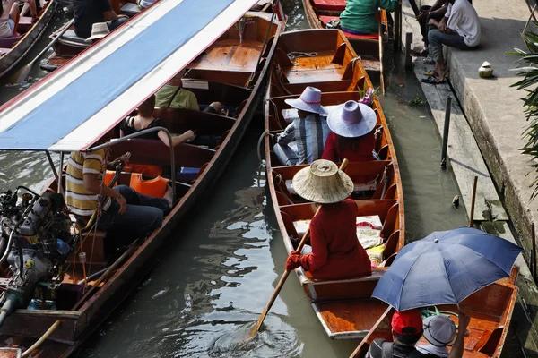 Thailand, bangkok, thai träbåtar på den flytande marknaden — Stockfoto
