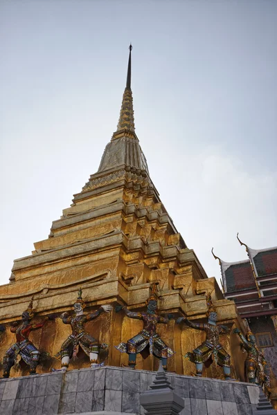 Таиланд, Бангкок, Императорский дворец, Императорский город, золотая крыша буддийского храма — стоковое фото