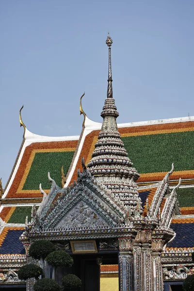 タイ、バンコク、帝国宮殿、帝国都市、仏教寺院の屋根の上の装飾します。 — ストック写真