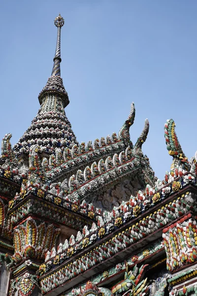 Tailandia, Bangkok, Palacio Imperial, Ciudad Imperial, adornos en el techo de un templo budista — Foto de Stock