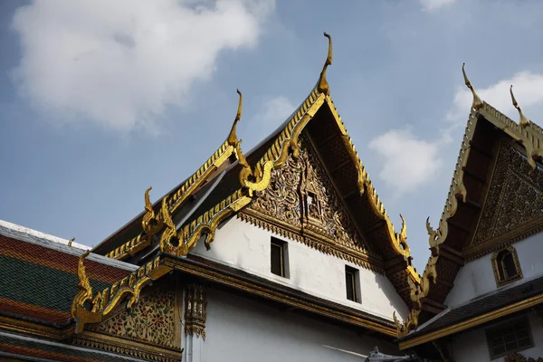 Thailand, Bangkok, Kaiserpalast, Kaiserstadt, Ornamente auf dem Dach eines buddhistischen Tempels — Stockfoto
