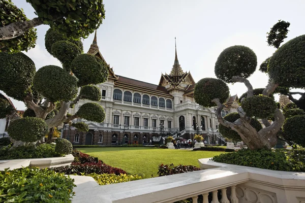 Thailand, Bangkok, Imperial Palace, Imperial city, the facade of the Palace and the garden — Stock Photo, Image