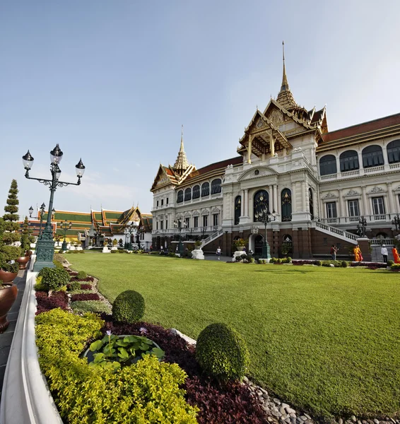 Thailand, Bangkok, Imperial Palace, Imperial city, view of the facade of the Palace and the garden — Stock Photo, Image