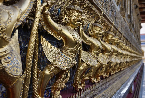 Thailandia, Bangkok, Città Imperiale, Palazzo Imperiale, statue d'oro sulla parete esterna di un tempio buddista — Foto Stock