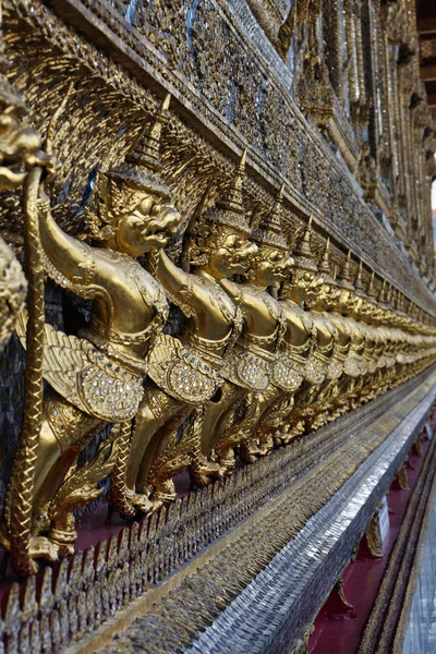 Thailand, bangkok, keizerlijke stad, Keizerlijk Paleis, gouden beelden op de buitenmuur van een boeddhistische tempel — Stockfoto