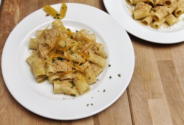 İtalya, ton balığı yumurta ve portakal soslu kısa makarna (maccheroni)