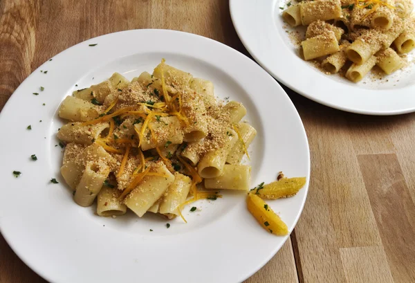 Italy, short pasta (maccheroni) with tuna fish eggs and oranges sauce — Stock Photo, Image