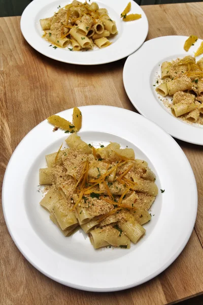 Italy, short pasta (maccheroni) with tuna fish eggs and oranges sauce — Stock Photo, Image