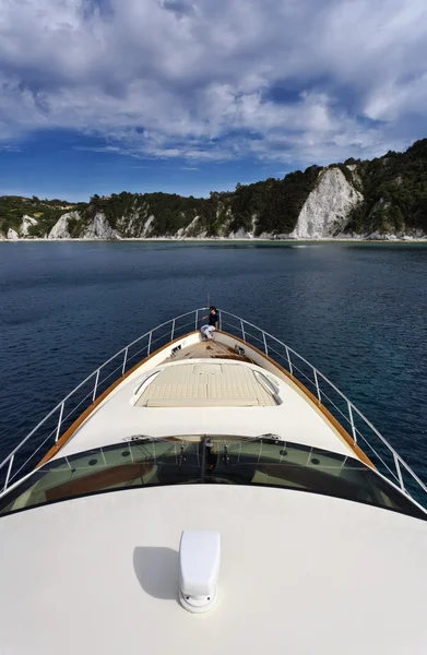 이탈리아, 토스카나, 엘바 섬, 호화 요트에서 해안선의 보기 — 스톡 사진