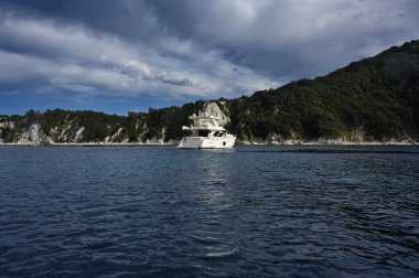 İtalya, elba ada, sahil şeridi ve lüks bir yat görünümü