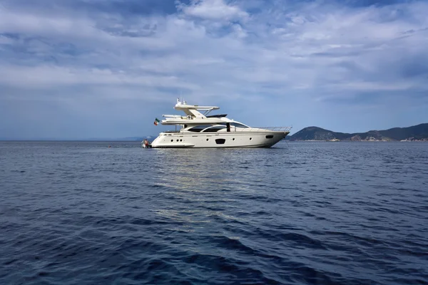Itálie, ostrov elba, výhled na pobřeží a luxusní jachty — Stock fotografie