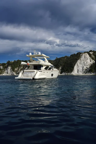 意大利，厄尔巴岛，海岸线和一艘豪华游艇的视图 — 图库照片