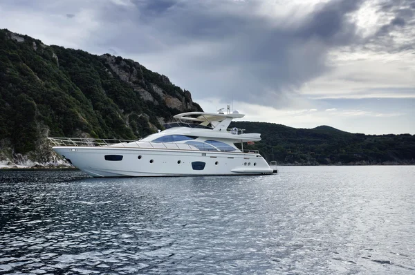 Italien, Insel Elba, Blick auf die Küste und eine Luxusjacht — Stockfoto