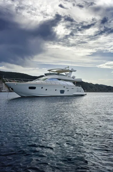 Italia, Isola d'Elba, vista sulla costa e uno yacht di lusso — Foto Stock