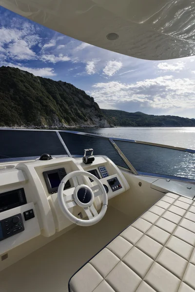 Itália, Toscana, Ilha Elba, iate de luxo Azimut 75, flybridge — Fotografia de Stock