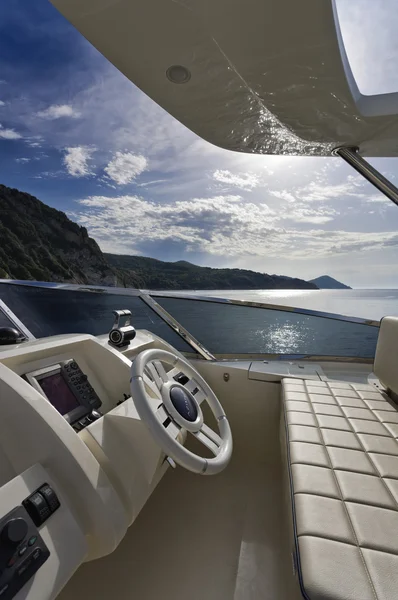 Italia, Toscana, Isola d'Elba, yacht di lusso Azimut 75, flybridge — Foto Stock