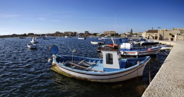 İtalya, Sicilya, Marzaemi (Siracusa Eyaleti), limanda balıkçı tekneleri