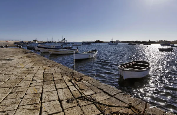 İtalya, Sicilya, Marzaemi (Siracusa Eyaleti), limanda balıkçı tekneleri — Stok fotoğraf