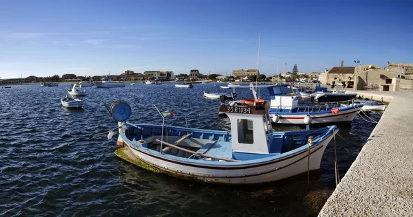 Италия, Sicily, Marzamemi (Siracusa Province), рыболовные лодки в порту — стоковое фото