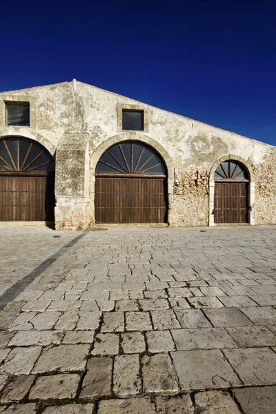 Italia, Sicilia, Marzamemi, viejo edificio de la fábrica de pesca de atún — Foto de Stock