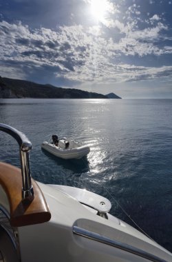 İtalya, Toskana, elba Adası, kıyı şeridi lüks bir yat--dan görünüm