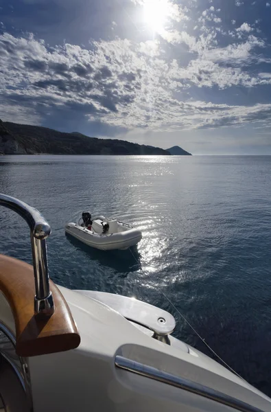 イタリア、トスカーナ、エルバ島の高級ヨットから海岸線の表示します。 — ストック写真