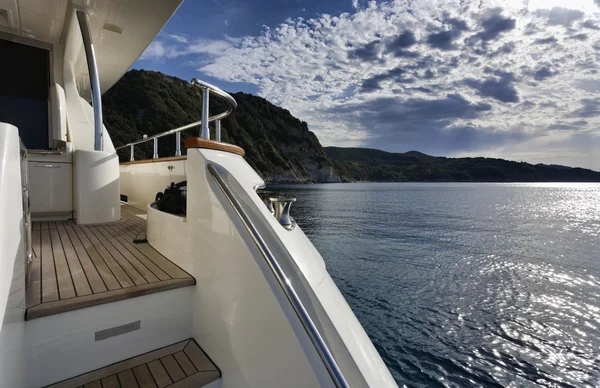 Italia, Toscana, Isola d'Elba, veduta della costa da uno yacht di lusso — Foto Stock