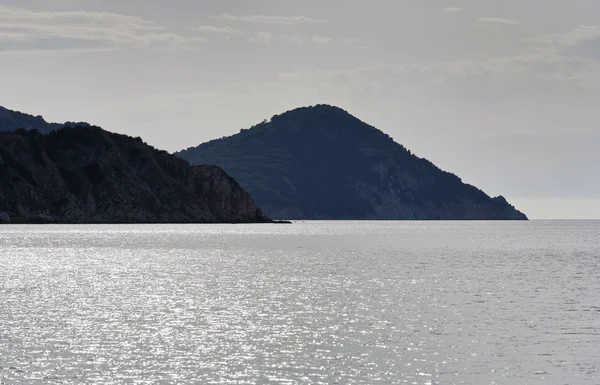 Italien, Toskana, Insel Elba, Blick auf die Küste vom Meer aus — Stockfoto
