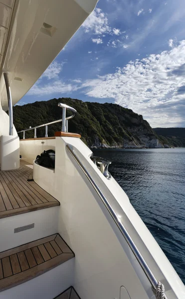 Itália, Toscana, Ilha de Elba, vista da costa a partir de um iate de luxo — Fotografia de Stock