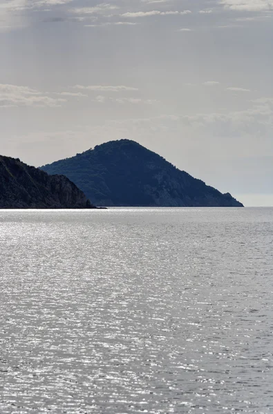 Italie, Toscane, Île d'Elbe, vue sur le littoral depuis la mer — Photo