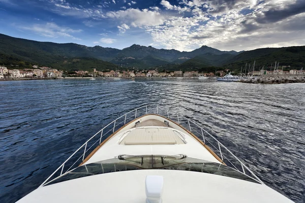 Italien, Toskana, Insel Elba, Blick auf die Küste und Marciana Marina — Stockfoto
