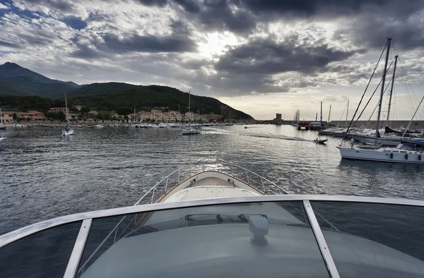 イタリア、トスカーナ、エルバ島、マルチャーナ マリーナの町の港に入る — ストック写真