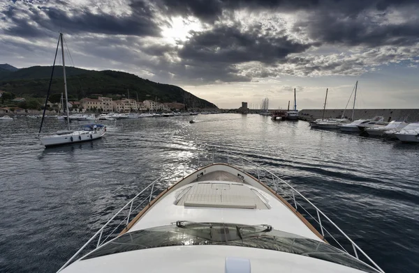 Italia, Toscana, Isla Elba, entrando en el puerto de Marciana Marina — Foto de Stock