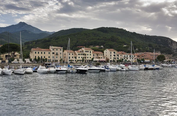 Italia, Toscana, Isla Elba, vista del puerto deportivo de Marciana — Foto de Stock