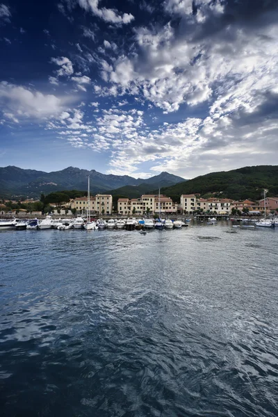 Itália, Toscana, Ilha de Elba, vista para o porto de Marciana Marina — Fotografia de Stock