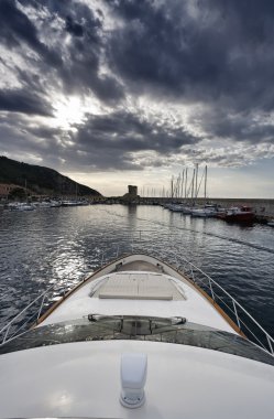 İtalya, elba Adası, marciana marina lüks bir yat limanından görünümünü