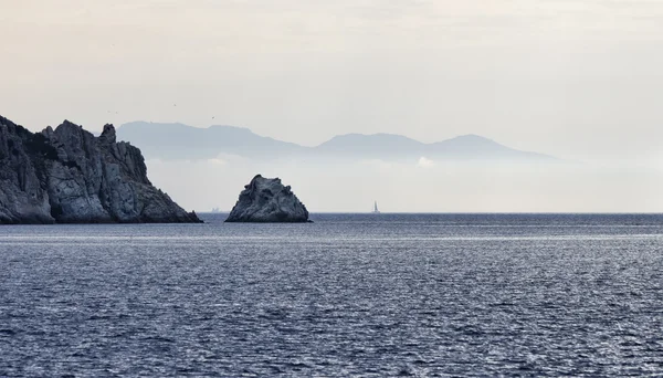 Italia, mar Mediterráneo, vista de las montañas de Córcega desde la isla de Elba —  Fotos de Stock