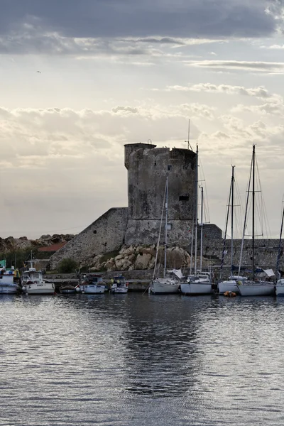 Italia, Isola d'Elba, veduta di una vecchia torre in pietra nel porto di Marciana Marina — Foto Stock