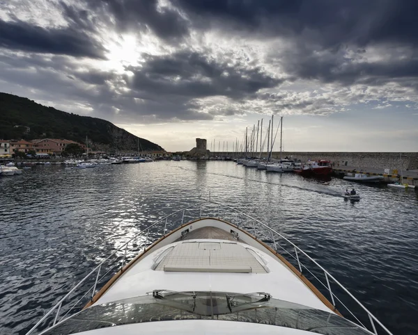 Olaszország, elba-sziget, marciana marina port egy luxus Yacht megtekintése — Stock Fotó