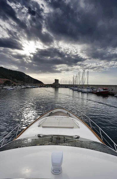 Italien, Insel Elba, Blick auf den Hafen von Marciana Marina von einer Luxusjacht aus — Stockfoto