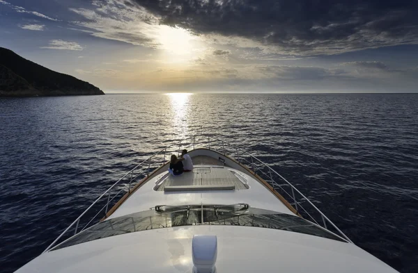 Włochy-wyspa elba, para na luksusowym jachtem na zachodzie słońca — Zdjęcie stockowe